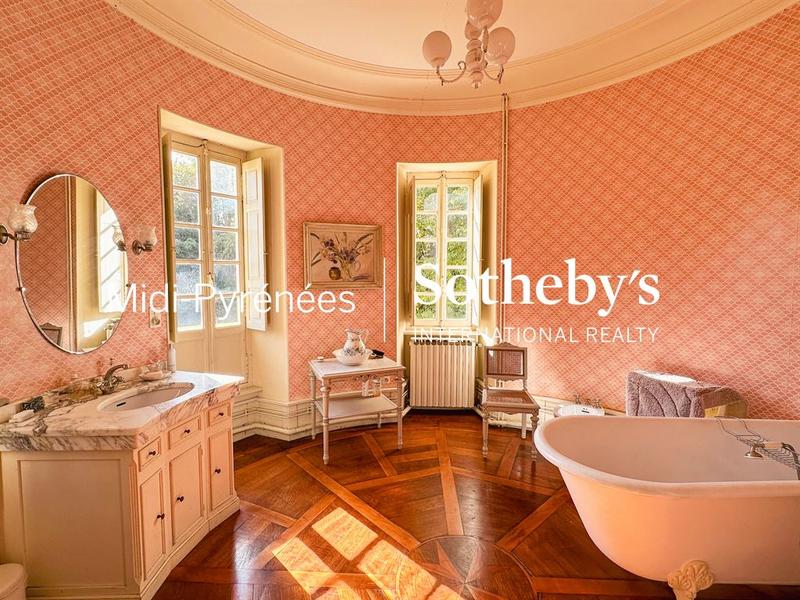 Château - 515 m² - 18 pièces