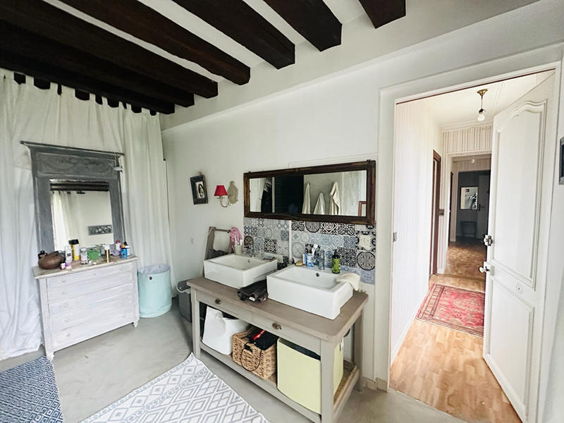 Maison - 305 m² - 14 pièces