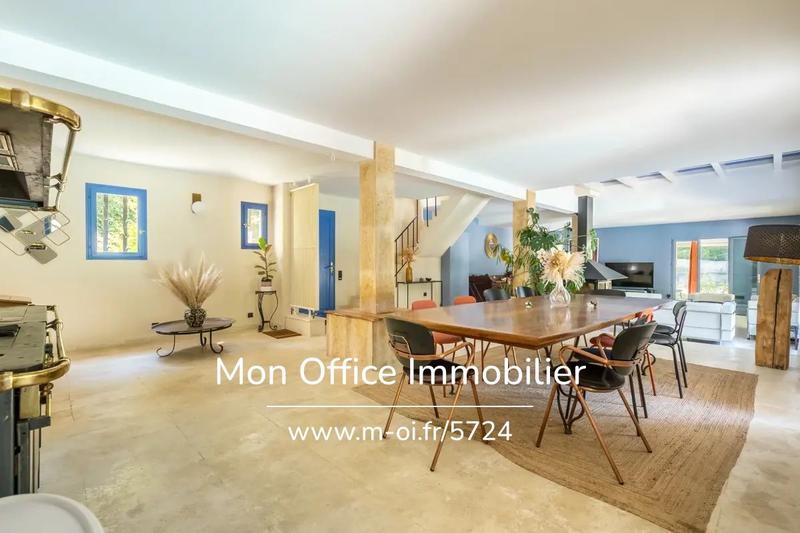 Propriété - 270 m² - 10 pièces