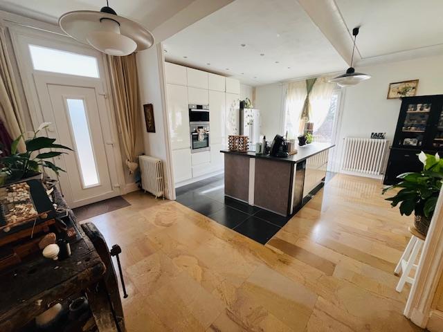 Maison - 220 m² - 7 pièces