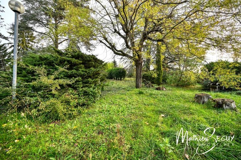 Terrain constructible - 1 617 m²