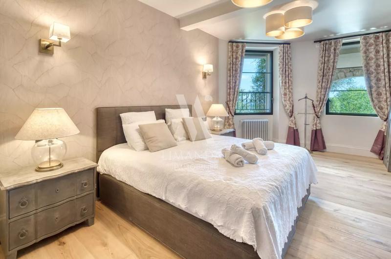 Villa - 1 200 m² - 16 pièces