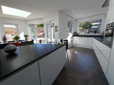 Maison - 220 m² - 7 pièces