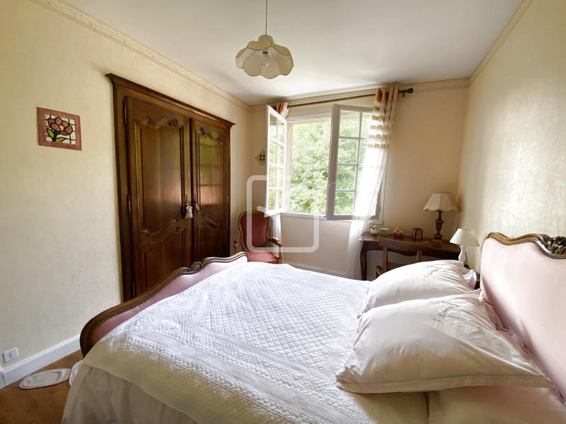 Propriété - 250 m² - 11 pièces