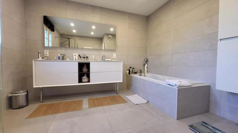 Propriété - 204 m² - 5 pièces