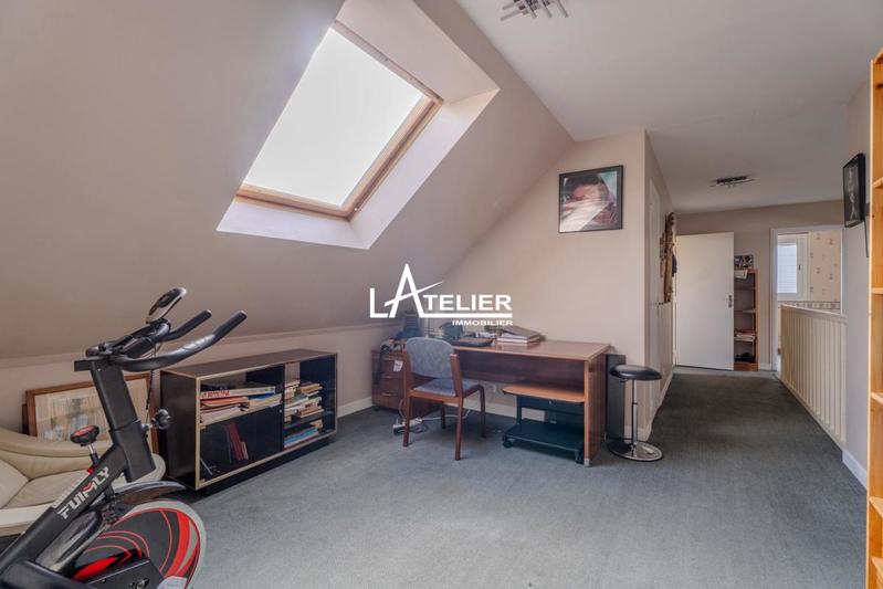 Maison - 230 m² - 8 pièces