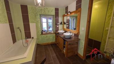 Maison - 240 m² - 9 pièces