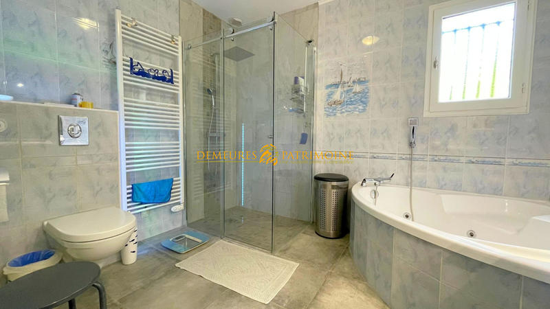 Maison - 208 m² - 7 pièces