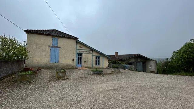 Propriété - 1 379 m² - 19 pièces