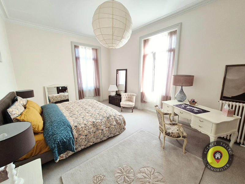 Maison - 484 m² - 11 pièces