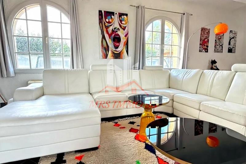 Propriété - 211 m² - 9 pièces