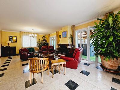 Maison - 229 m² - 9 pièces