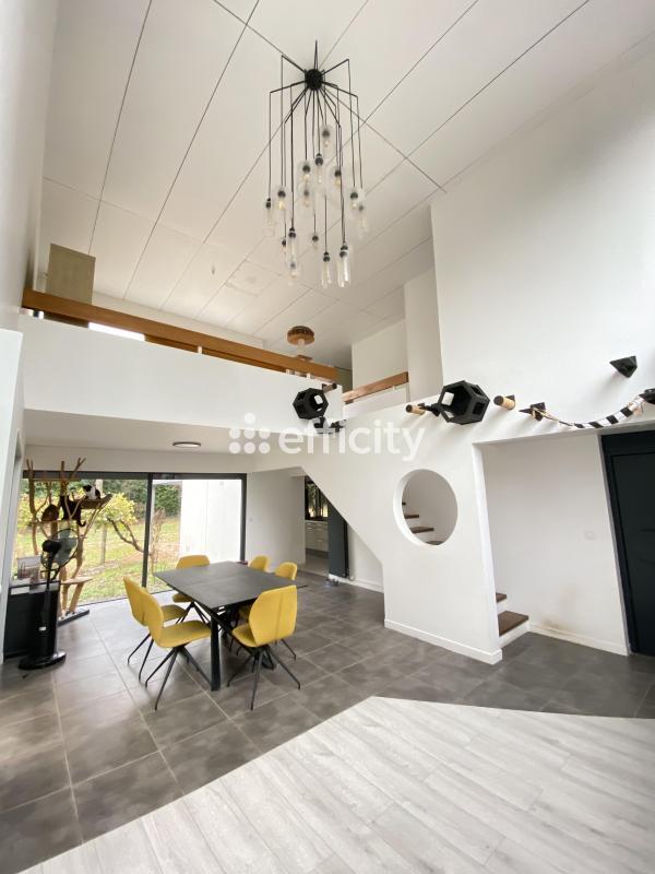 Villa - 233 m² - 8 pièces