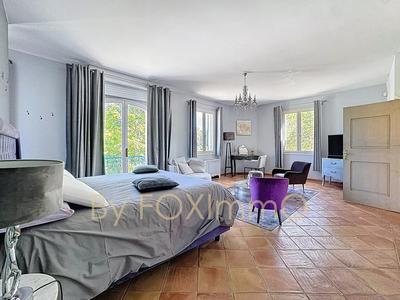 Propriété - 653 m² - 28 pièces