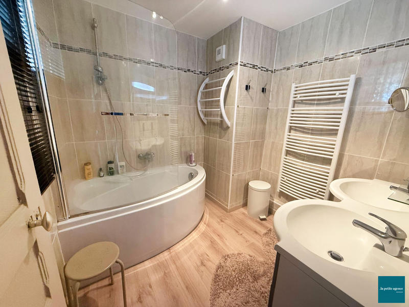 Maison - 184 m² - 8 pièces