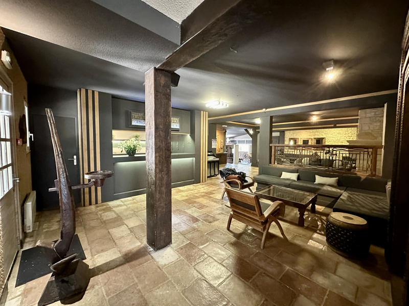 Propriété - 1 500 m² - 49 pièces