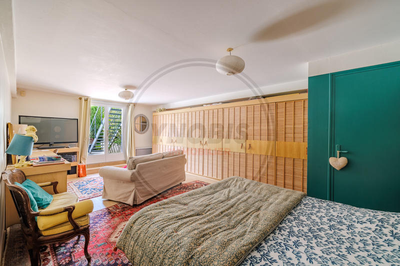 Maison - 268 m² - 11 pièces