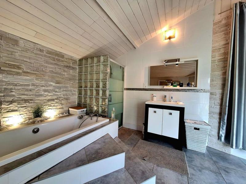 Maison - 250 m² - 2 pièces