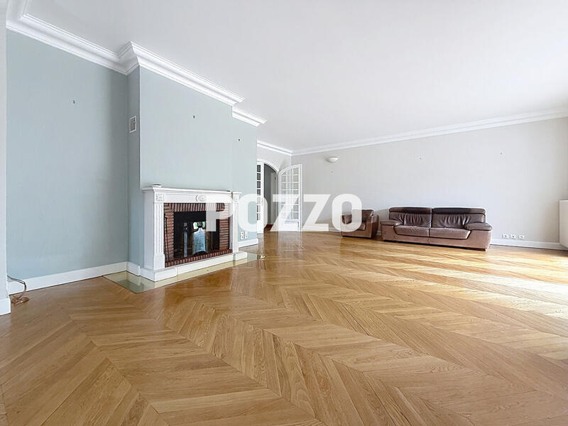 Maison - 256 m² - 8 pièces