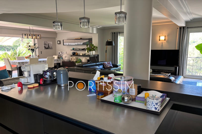 Maison - 275 m² - 8 pièces