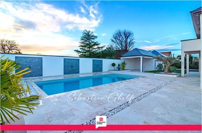 Maison - 202 m² - 7 pièces