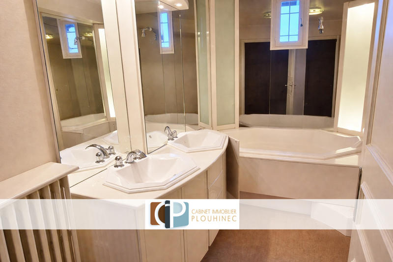 Maison - 332 m² - 9 pièces