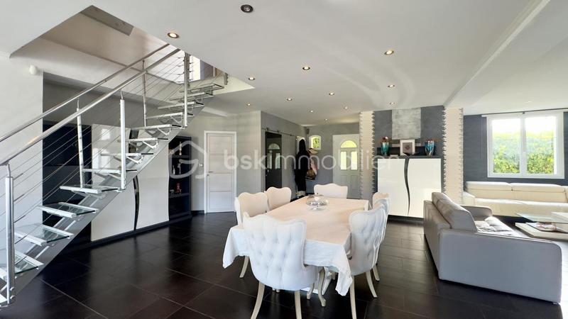 Maison - 239 m² - 6 pièces