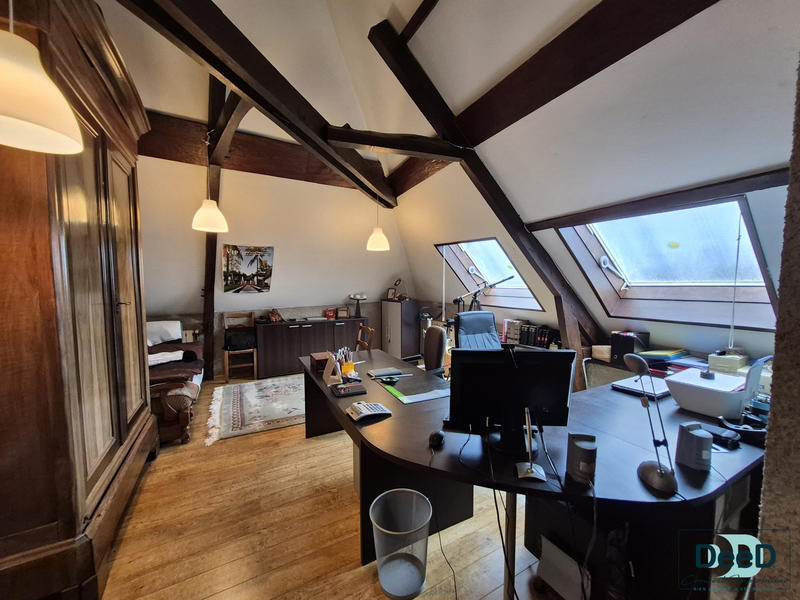 Maison traditionnelle - 221 m² - 7 pièces