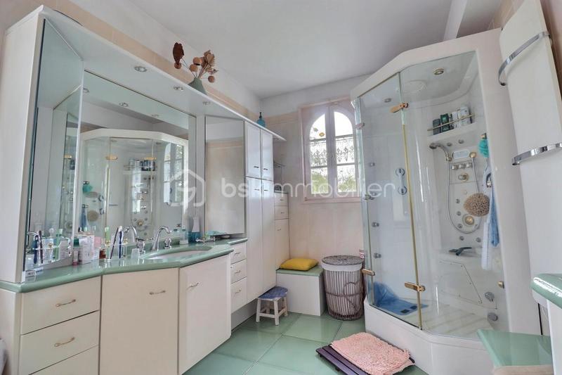 Maison traditionnelle - 187 m² - 7 pièces