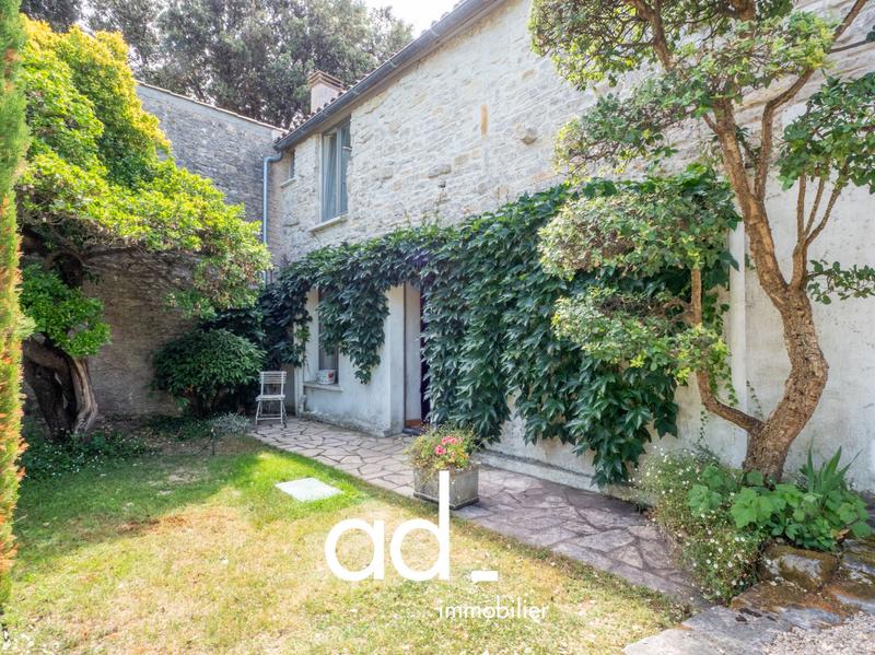 Maison traditionnelle - 320 m² - 12 pièces