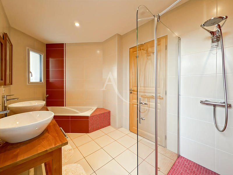 Maison - 217 m² - 6 pièces