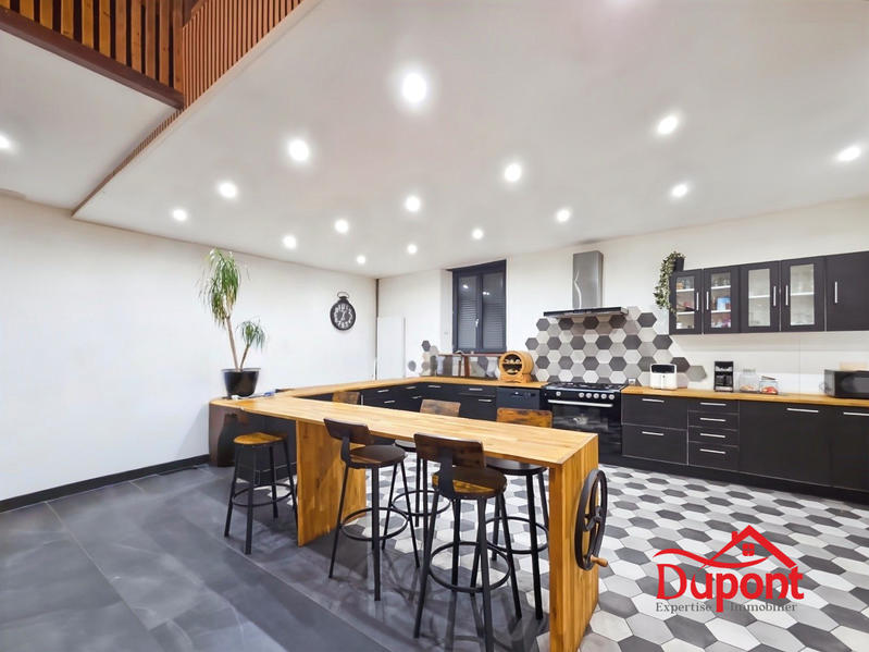 Maison - 249 m² - 8 pièces