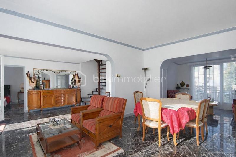 Maison - 219 m² - 8 pièces