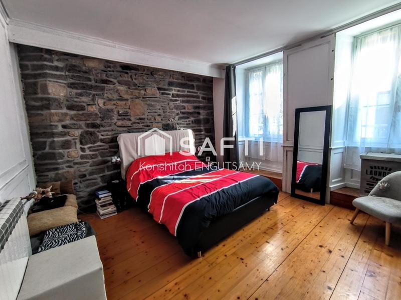 Maison - 235 m² - 10 pièces