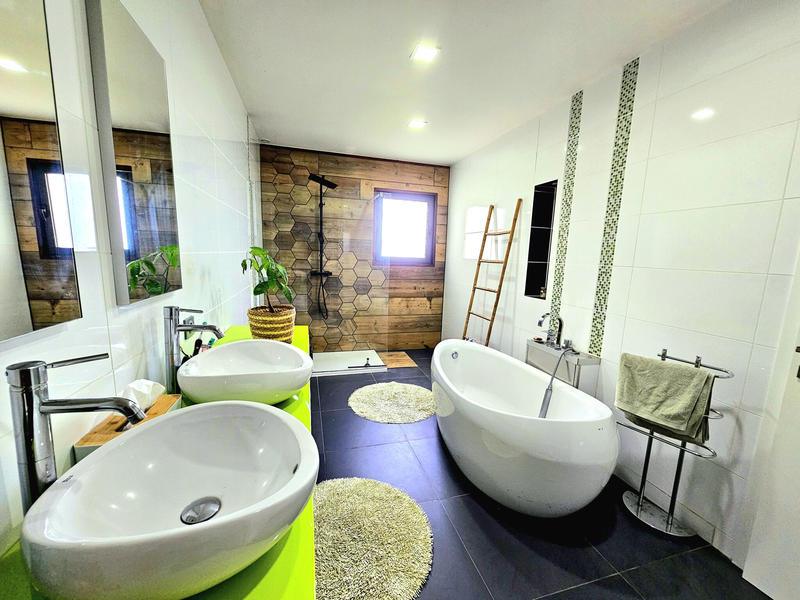 Maison - 214 m² - 7 pièces