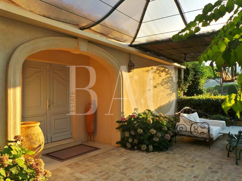 Propriété - 900 m² - 18 pièces