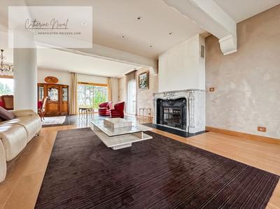 Maison - 210 m² - 9 pièces