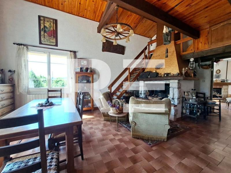 Villa - 208 m² - 9 pièces