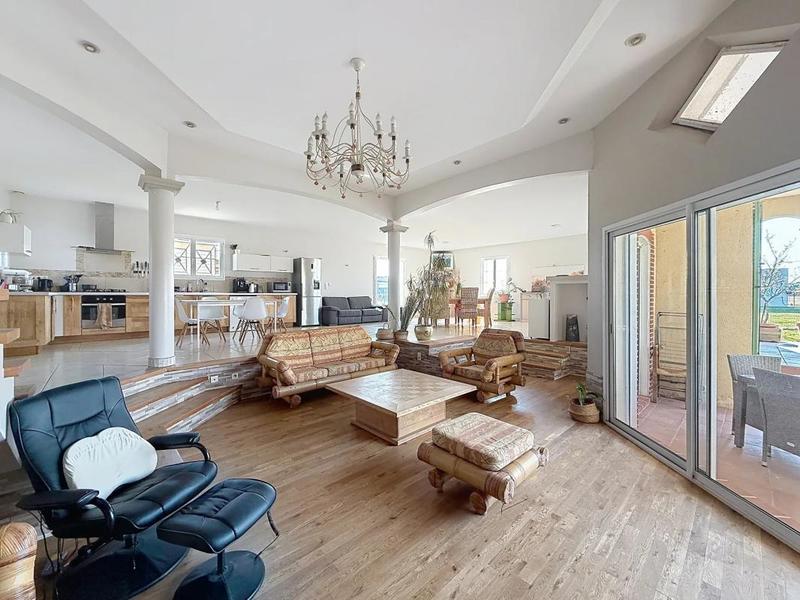 Maison - 220 m² - 7 pièces