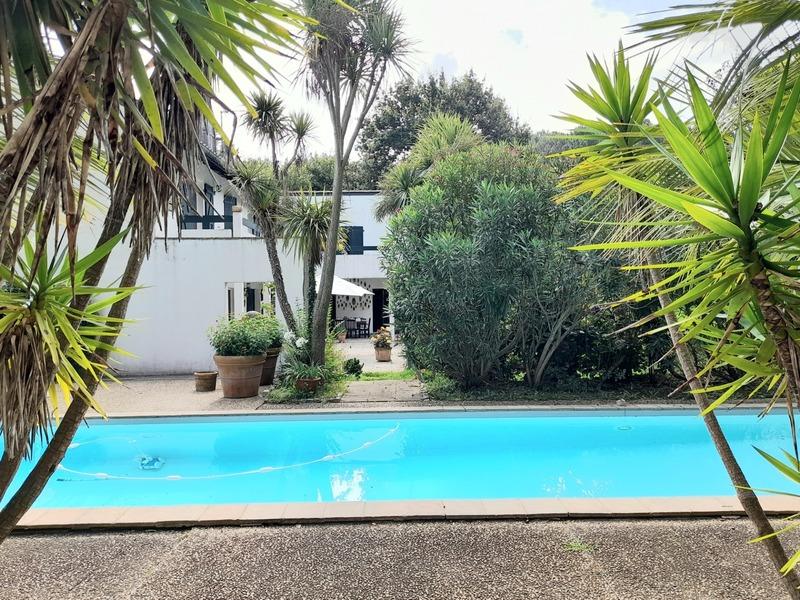 Maison - 250 m² - 9 pièces