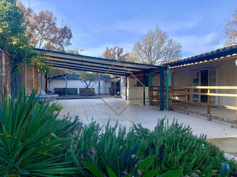 Local commercial - 215 m² - 4 pièces