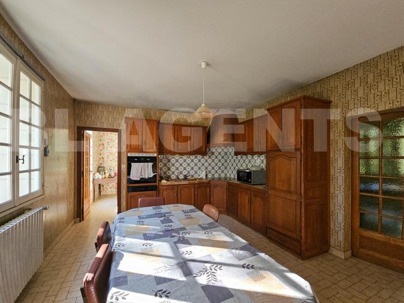 Maison traditionnelle - 250 m² - 8 pièces