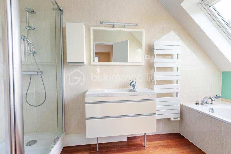 Maison - 243 m² - 8 pièces