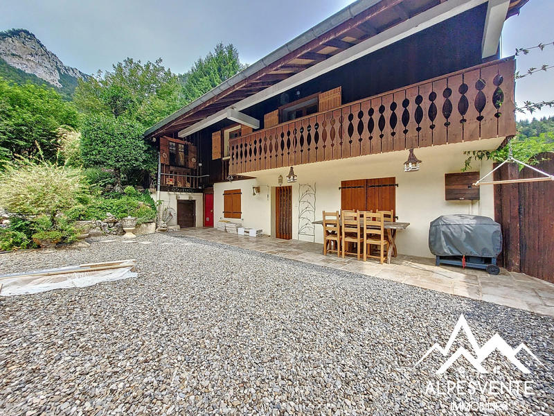 Maison - 249 m² - 9 pièces