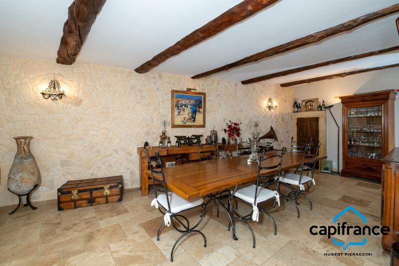 Maison - 210 m² - 7 pièces