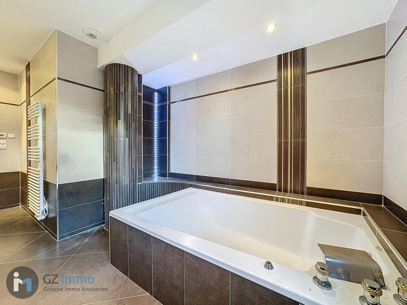 Maison - 214 m² - 7 pièces