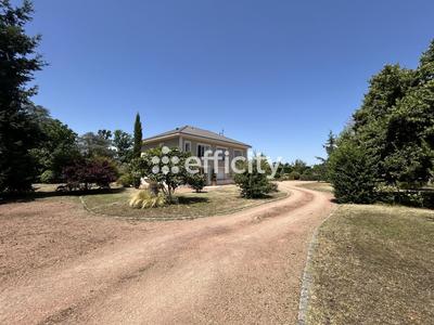 Maison traditionnelle - 270 m² - 9 pièces