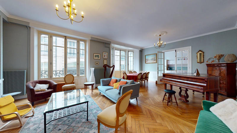 Appartement - 218 m² - 9 pièces