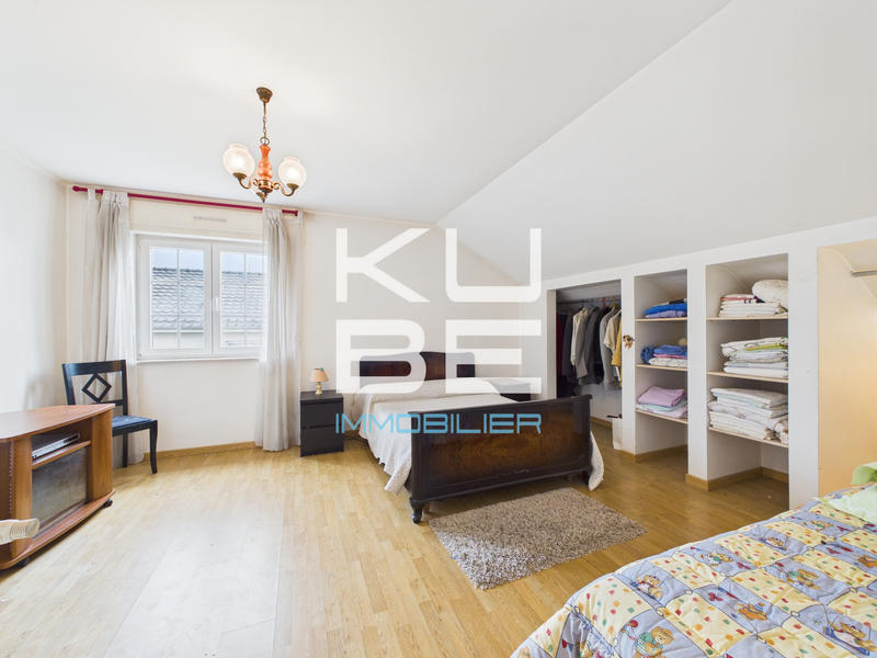 Maison - 220 m² - 8 pièces