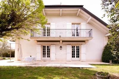 Maison traditionnelle - 223 m² - 7 pièces